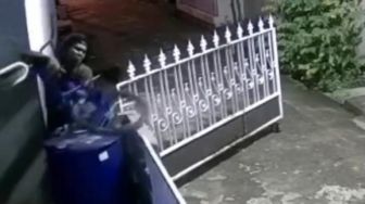 Tak Sadar Aksinya Gasak Sepeda Terekam CCTV, Wajah Pria Ini Viral di Medsos