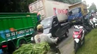 Mukjizat! Seorang Sopir Terjepit Dalam Kecelakaan Beruntun 4 Truk di Ngawi Selamat