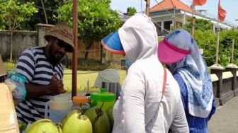 Wisatawan Sepi, Tukang Bersih di Pantai Pererenan Nyambi Jadi Security Hingga Dagang Es Kelapa