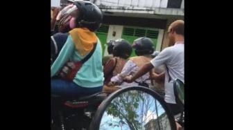 Aksi Pemotor saat Rekam Pesepeda di Lampu Merah Bikin Syok, Publik: Berasa Masuk Dimensi Lain