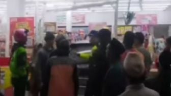 Viral Mobil Tabrak Mini Market di Bandung Barat, Pengemudi Diduga Mengantuk