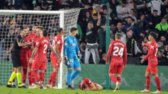 Kepala Pemain Kena Lemparan Benda Mirip Palang, Laga Derbi Sevilla Vs Real Betis Ditunda Usai Gol Nabil Fekir