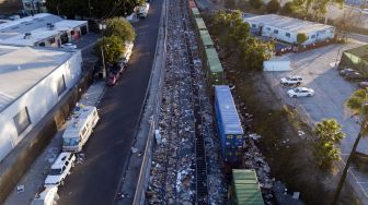 Foto udara bagian dari rel kereta Union Pacific yang dipenuhi dengan ribuan kotak terbuka dan paket yang dicuri dari kontainer pengiriman kargo di pusat Kota Los Angeles, California, Amerika Serikat, pada (14/1/2022). [PATRICK T. FALLON / AFP]