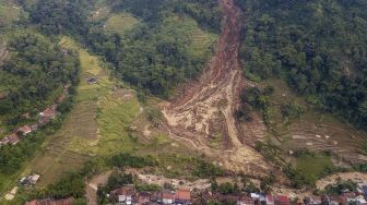 Foto udara tanah longsor di Desa Ciherang, Sumedang Selatan, Kabupaten Sumedang, Jawa Barat, Minggu (16/1/2022). [ANTARA FOTO/Raisan Al Farisi]