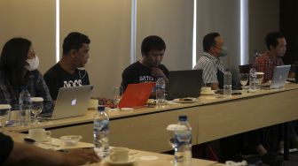 Sejumlah peserta mengikuti workshop &#039;Lokakarya Keberlangsungan Bisnis untuk Media Lokal&#039; di Hotel Artotel Bianti, Yogyakarta, Jumat (14/1/2022). [SuaraJogja/Bayu Yunianto]