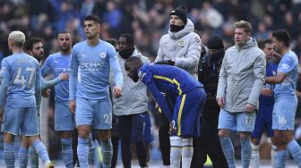 Pelatih kepala Chelsea Thomas Tuchel (tengah kanan) berdiri bersama bek Chelsea Antonio Rudiger setelah pertandingan sepak bola Liga Utama Inggris antara Manchester City dan Chelsea di Stadion Etihad, Manchester, Inggris, Sabtu (15/1/2022). [OLI SCARFF / AFP]