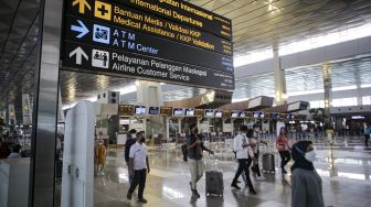 Sejumlah calon penumpang pesawat berjalan di Terminal 3 Bandara Internasional Soekarno-Hatta, Tangerang, Banten, Minggu (16/1/2022). [ANTARA FOTO/Fauzan]