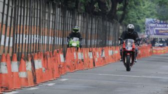 Peserta memacu sepeda motornya dalam Street Race Polda Metro Jaya di Ancol, Jakarta, Minggu (16/1/2022). [Suara.com/Septian]