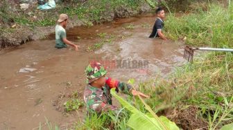 Antisipasi Banjir, Masyarakat Jalan Hamid Matali Sengkawang Gotong Royong Bersih-bersih Aliran Sungai
