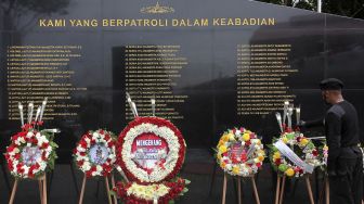 Prajurit TNI Angkatan Laut meletakkan bunga di Monumen KRI Nanggala-402 saat diresmikan di Koarmada II, Surabaya, Jawa Timur, Sabtu (15/1/2022). [ANTARA FOTO/Didik Suhartono]
