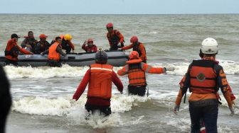 Tim SAR gabungan mengevakuasi salah seorang korban tenggelam di Pantai Wisata Anging Mammiri, Makassar, Sulawesi Selatan, Senin (17/1/2022). [ANTARA FOTO/Abriawan Abhe]