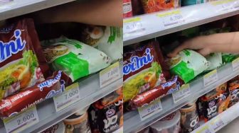 Demi Photocard NCT Dream, 2 Orang Obrak Abrik Rak Mi Instan di Minimarket