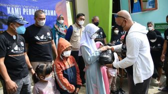 VVC Bagikan Sembako ke Jompo dan Anak Yatim di Pasir Wangi Garut