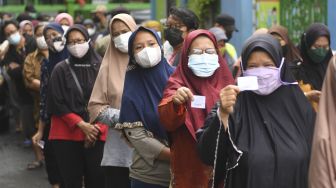 Warga mengantre untuk membeli minyak goreng dengan harga murah saat operasi pasar di Johar Baru, Jakarta, Senin (17/1/2022). [ANTARA FOTO/Akbar Nugroho Gumay]