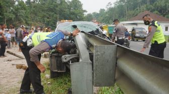 Ngeri! Hilang Kendali, Mobil Tabrak dan Tertancap Pembatasan Jalan di Banjarnegara, Ini Kondisi Sang Sopir