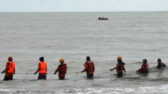 Tim SAR gabungan melakukan pencarian korban tenggelam di Pantai Wisata Anging Mammiri, Makassar, Sulawesi Selatan, Senin (17/1/2022). [ANTARA FOTO/Abriawan Abhe]