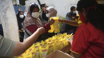Warga membeli minyak goreng dengan harga murah saat operasi pasar di Johar Baru, Jakarta, Senin (17/1/2022). [ANTARA FOTO/Akbar Nugroho Gumay]