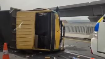 Kecelakaan Beruntun di Tol MBZ, Mini Bus Rusak Parah Hingga Truk Terguling