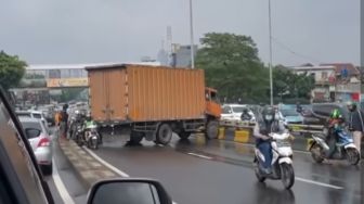 Gegara Rem Blong, Truk Tabrak Pembatas Jalan hingga Melintang di Flyover Kampung Melayu