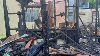 Pemadam Kebakaran Telat Datang, Warga Padamkan Api di Rumah Syamsuri dengan Air Comberan