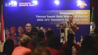 Ketua Umum PSSI Mochamad Iriawan memberikan arahan pada acara prosesi pelepasan Timnas Sepak Bola Putri Indonesia di Jakarta, Minggu (16/1/2022). [ANTARA FOTO/Indrianto Eko Suwarso]
