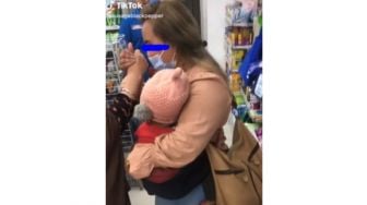 Wanita Gendong Bayi Kepergok Mencuri di Minimarket, Auto Minta Ampun Sampai Cium Tangan
