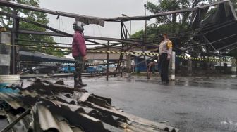 Atap Tempat Parkir Angkot di Terminal Arjosari Kota Malang Ambruk Diterjang Angin Kencang, Dua Kendaraan Rusak