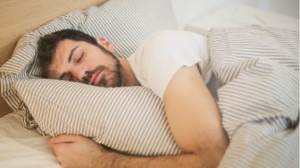 Viral di TikTok! Teknik Tidur Ala Militer Ini Diklaim Bikin Langsung Lelap Dalam Dua Menit