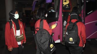 Anggota Timnas Sepak Bola Putri Indonesia menaiki bus usai prosesi pelepasan tim di Jakarta, Minggu (16/1/2022). [ANTARA FOTO/Indrianto Eko Suwarso]