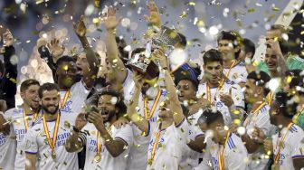 Para pemain Real Madrid merayakan kemenangan dalam pertandingan sepak bola final Piala Super Spanyol melawan Athletic Bilbao di Stadion Internasional King Fahd, Riyadh, Arab Saudi, pada (16/1/2022). [FAYEZ NURELDINE / AFP]