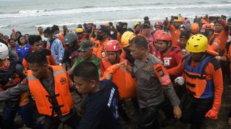 Tim SAR gabungan mengangkat kantong jenazah salah seorang korban tenggelam di Pantai Wisata Anging Mammiri, Makassar, Sulawesi Selatan, Senin (17/1/2022). [ANTARA FOTO/Abriawan Abhe]