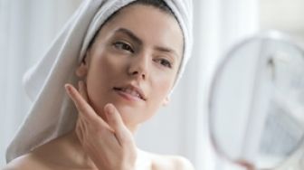 Cara yang Benar Hilangkan Kusam dan Berminyak pada Wajah dengan Skincare