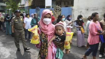 Antrean Warga Beli Minyak Goreng Murah di Johar Baru