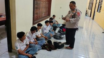 Bawa Sajam, Delapan Pelajar SMK Diamankan Polisi Saat Nongkrong di Warteg Rangkasbitung