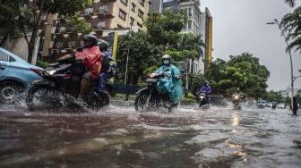 Diguyur Hujan Deras, Jalan Cikini Raya Terendam Banjir