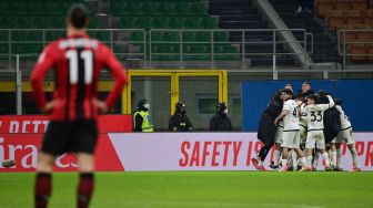 Para pemain Spezia merayakan kemenangan  selama pertandingan sepak bola Serie A Italia antara AC Milan melawan Spezia di Stadion San Siro, Selasa (18/1/2022) dini hari WIB. MIGUEL MEDINA / AFP
