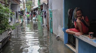 Banjir Jakbar Ketinggian Air Ada yang Mencapai 1 Meter, 89 RT Tergenang dan 815 Orang Mengungsi