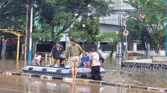 Selasa Sore Ruas Jalan Letjen Suprapto Cempaka Putih Masih Banjir, Karyawan Pulang Naik Perahu Karet