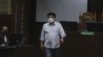 Terdakwa korupsi dana ASABRI, Heru Hidayat bersiap menjalani sidang dengan agenda pembacaan putusan kasus korupsi ASABRI oleh Majelis Hakim di Pengadilan Tipikor, Jakarta, Selasa (18/1/2022). [Suara.com/Angga Budhiyanto]