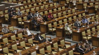 Suasana Rapat Paripurna DPR ke-13 Masa Persidangan III Tahun 2021-2022 di Kompleks Parlemen, Senayan, Jakarta, Selasa, (18/1/2022). [Suara.com/Angga Budhiyanto]