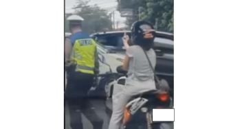 Polda Metro Jaya Selidiki Kasus Pemotor Perempuan Acungkan Jari Tengah ke Polisi