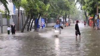 Nekat Terobos Banjir di Pisangan Timur Jaktim, Sejumlah Motor Mogok