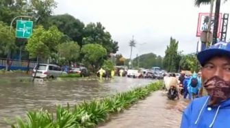 Jalan Tanjung Duren Banjir Pasca Hujan Deras, Dua Motor Mogok Gara-gara Nekat Terjang Genangan Air