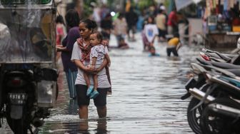 Banjir Jakarta Mulai Surut Setelah Seharian, 610 Orang Masih Mengungsi