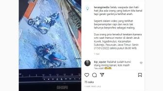 Dua Pria Berpakaian Necis Terekam CCTV Curi Sepeda Motor di Pasuruan