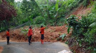 Longsor di Bojonegara Serang Tutup Jalan Antardesa