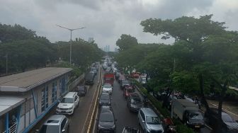 Macet Parah Imbas Jalan Letjen Suprapto Jakpus Dikepung Genangan Air, Kendaraan Mengular hingga 2 KM