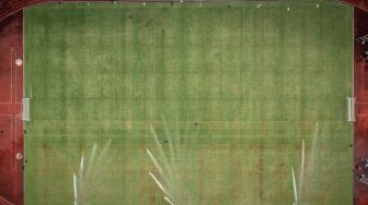 Foto udara perawatan rumput jenis zoysia japonica dari Italia di Stadion Jatidiri Semarang, Karangrejo, Semarang, Jawa Tengah, Selasa (18/1/2022). ANTARA FOTO/Aji Styawan
