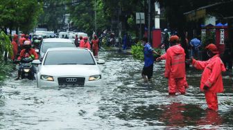 Kendaraan melintas di jalan raya Tanjung duren, Jakarta, Selasa (18/1). [Suara.com/Septian]
