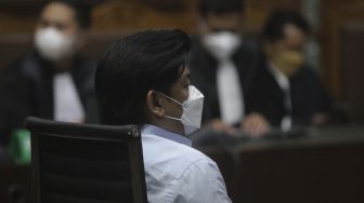 Terdakwa korupsi dana ASABRI, Heru Hidayat menjalani sidang dengan agenda pembacaan putusan kasus korupsi ASABRI oleh Majelis Hakim di Pengadilan Tipikor, Jakarta, Selasa (18/1/2022). [Suara.com/Angga Budhiyanto]